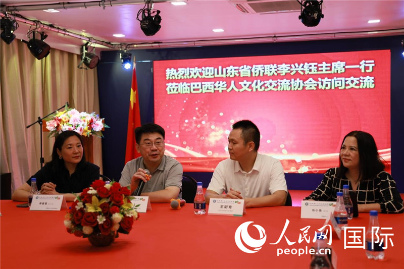 山東省僑聯(lián)主席李興鈺（左二）和與會僑領(lǐng)座談。人民網(wǎng)記者宋亦然攝