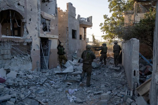 這張以色列國(guó)防軍11月12日發(fā)布的照片顯示，以軍地面部隊(duì)在加沙地帶北部開(kāi)展軍事行動(dòng)。新華社發(fā)