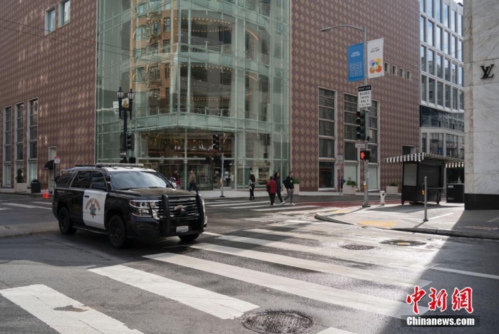 當(dāng)?shù)貢r(shí)間11月13日，美國(guó)加州舊金山聯(lián)合廣場(chǎng)周邊剛剛被沖洗過的街道較往常更為整潔。<a target='_blank' href='/'><p  align=