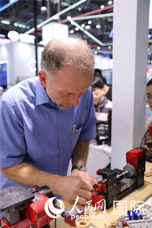 第25屆中國國際高新技術成果交易會15日在深圳開幕，圖為展商現(xiàn)場演示精密加工工具。人民網(wǎng)記者 魯揚攝