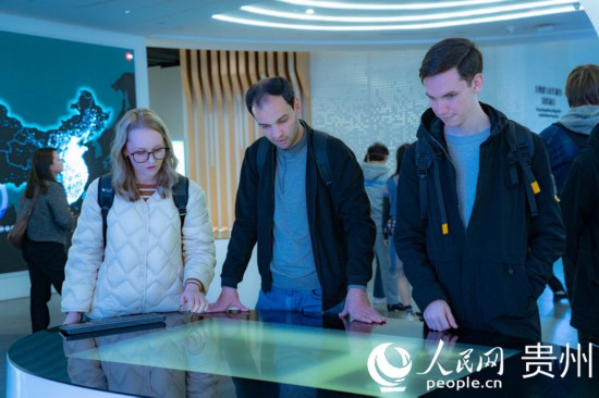 在國(guó)家大數(shù)據(jù)（貴州）綜合試驗(yàn)區(qū)交流體驗(yàn)中心，歐亞國(guó)家記者體驗(yàn)貴州大數(shù)據(jù)應(yīng)用場(chǎng)景。人民網(wǎng) 陽(yáng)茜攝
