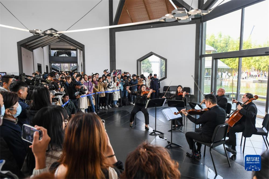 11月16日，費(fèi)城交響樂團(tuán)的演奏家們在蘇州博物館大廳內(nèi)演奏。新華社記者 李博 攝