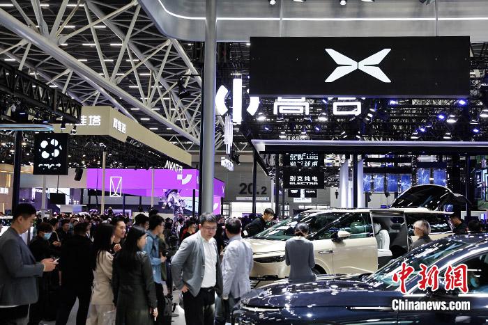 11月17日，廣州車展展館人流如織。中新財(cái)經(jīng)記者 葛成 攝