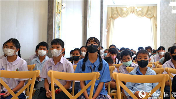 圖為獎(jiǎng)助學(xué)金頒發(fā)現(xiàn)場(chǎng)。人民網(wǎng)記者 白元琪攝