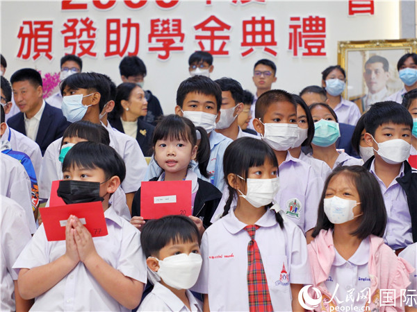 圖為出席嘉賓和現(xiàn)場(chǎng)獲獎(jiǎng)學(xué)生合影留念。人民網(wǎng)記者 白元琪攝