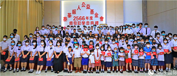 圖為出席嘉賓和現(xiàn)場(chǎng)獲獎(jiǎng)學(xué)生合影留念。人民網(wǎng)記者 白元琪攝