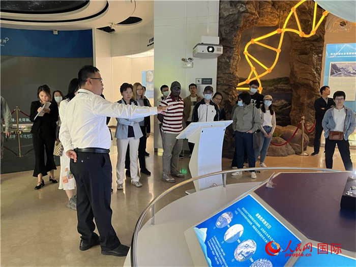 中外記者在深圳大鵬半島國(guó)家地質(zhì)公園博物館參觀。人民網(wǎng)記者 陳思攝