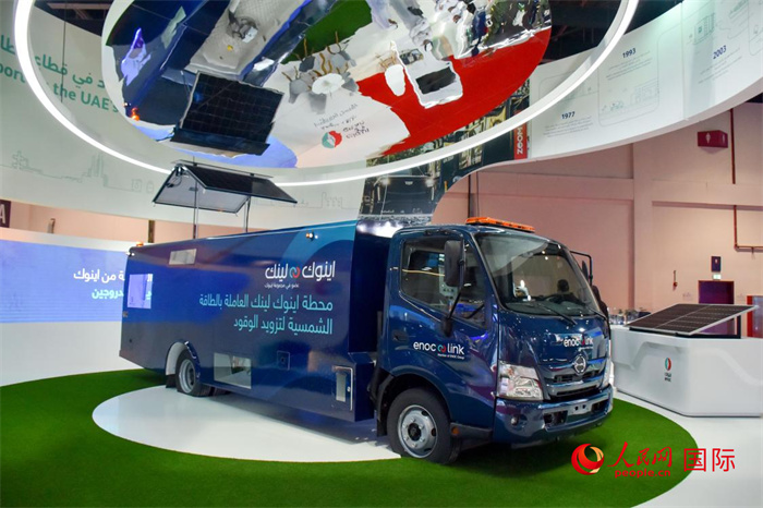 阿聯(lián)酋國(guó)家石油公司發(fā)布的電動(dòng)運(yùn)油卡車(chē)。該卡車(chē)用光伏板和電池驅(qū)動(dòng)，但主要目的是輸送汽油。   人民網(wǎng) 塔里克·易卜拉欣攝
