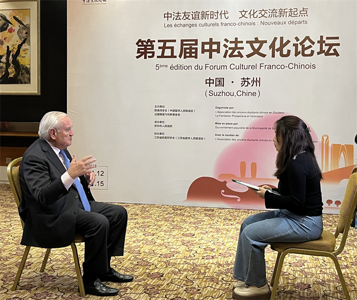 法國(guó)前總理、法國(guó)展望與創(chuàng)新基金會(huì)主席讓-皮埃爾·拉法蘭接受人民網(wǎng)的采訪。（國(guó)際在線供圖）