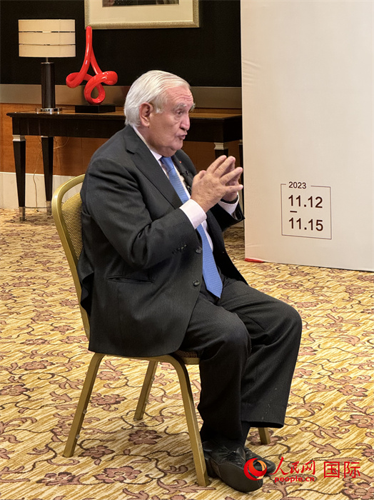 法國(guó)前總理、法國(guó)展望與創(chuàng)新基金會(huì)主席讓-皮埃爾·拉法蘭接受人民網(wǎng)的采訪。（人民網(wǎng) 謝瑩攝）