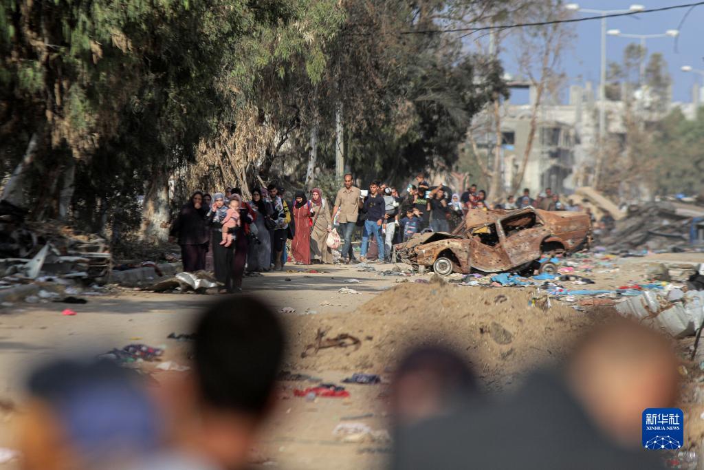 11月18日，在加沙地帶南部地區(qū)，巴勒斯坦人向南遷移。