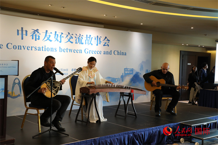 中希藝術家用古箏和布祖基琴演奏希臘著名歌曲《比雷埃夫斯的孩子》。   人民網(wǎng)記者 謝亞宏攝