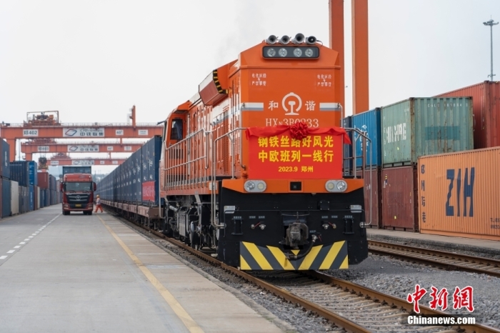 資料圖：河南鄭州，一列滿載貨物的中歐班列(鄭州)從中國鐵路鄭州局集團(tuán)有限公司圃田車站駛出，開往德國漢堡。<a target='_blank' href='/'><p  align=