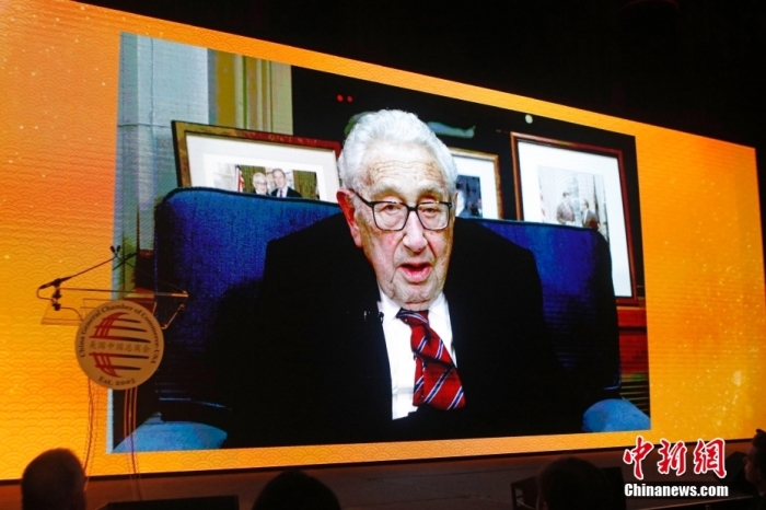 資料圖為當(dāng)?shù)貢r間2023年1月18日晚，美國中國總商會(CGCC)在紐約舉行2023年中國農(nóng)歷新年晚宴。圖為美國前國務(wù)卿亨利·基辛格以視頻方式致辭。<a target='_blank' href='/'><p  align=