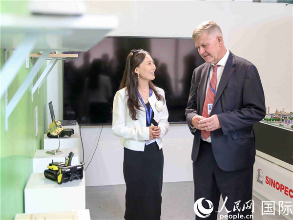 嘉賓參觀中國(guó)角展示。人民網(wǎng) 塔里克·易卜拉欣攝