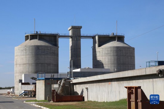 這是11月28日在突尼斯蘇塞市拍攝的中企承接建造的哈姆敦污水處理站一角。位于北非的突尼斯連續(xù)數(shù)年遭遇干旱，居民生活和農(nóng)業(yè)生產(chǎn)受到嚴(yán)重影響。突尼斯媒體近日報(bào)道了中企承接的突尼斯南部蘇塞市污水處理廠項(xiàng)目，稱贊它不僅為當(dāng)?shù)剞r(nóng)民提供了穩(wěn)定的灌溉水源，還減少了環(huán)境污染。新華社記者 黃靈 攝