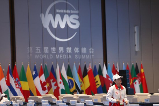   2023年12月2日，一名志愿者在廣州南沙灣濱海會(huì)議中心布置會(huì)場(chǎng)。（新華社記者李明攝）