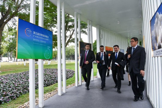   2023年12月2日，參會(huì)代表抵達(dá)廣州南沙灣濱海會(huì)議中心。（新華社記者梁旭攝）