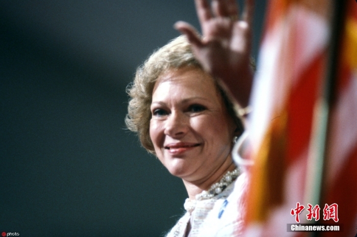 當(dāng)?shù)貢r(shí)間11月19日，卡特中心宣布，美國前第一夫人羅莎琳·卡特于當(dāng)天去世，享年96歲。根據(jù)卡特中心發(fā)布的聲明，在家人的陪伴下，羅莎琳·卡特在佐治亞州普萊恩斯的家中平靜地去世?？ㄌ刂行?7日宣布，羅莎琳·卡特開始接受臨終關(guān)懷。圖為羅莎琳·卡特資料圖。圖/ICphoto