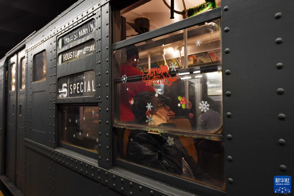12月2日，在美國(guó)紐約，人們乘坐“懷舊地鐵”專列。新華社記者 李睿 攝