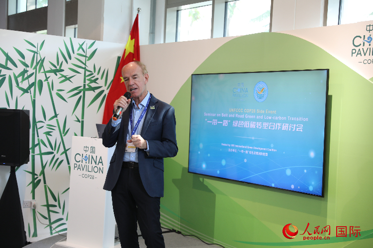 綠色聯(lián)盟聯(lián)合主席、世界自然基金會國際特使蘭博蒂尼在“一帶一路”綠色低碳轉型合作研討會上發(fā)言。人民網記者 張志文攝