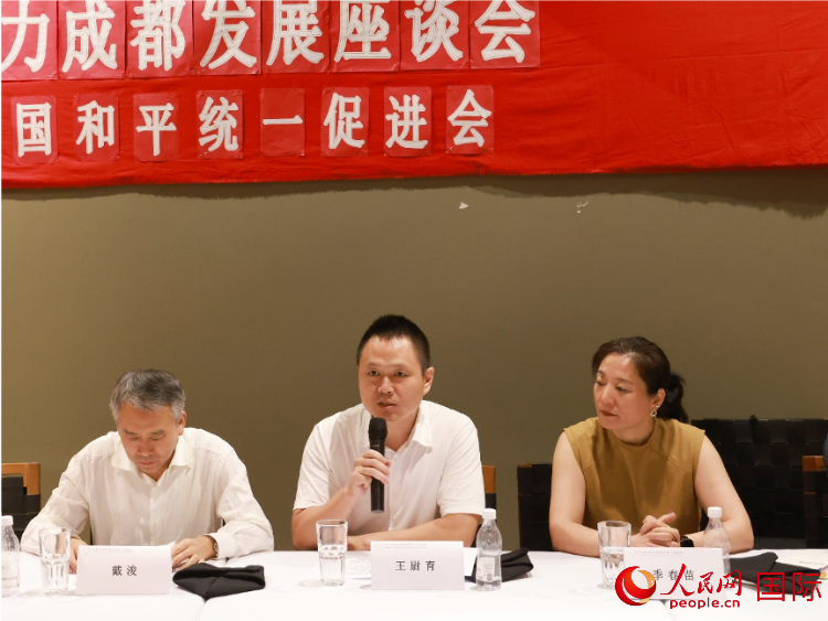 中國(guó)駐里約總領(lǐng)館副總領(lǐng)事王尉育（中）在座談會(huì)中致辭。人民網(wǎng)記者 陳海琪攝