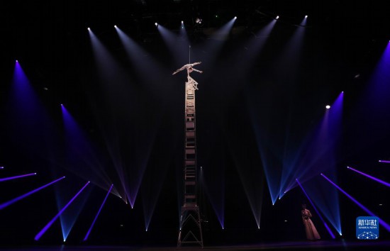 12月8日，演員在法國巴黎舉行的中國雜技“奇妙之夜”演出上表演《高椅》。新華社記者 高靜 攝