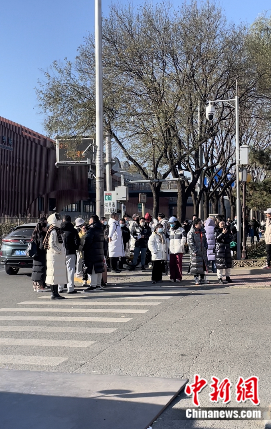 不少家長(zhǎng)和老師在考場(chǎng)外等候。袁秀月 攝