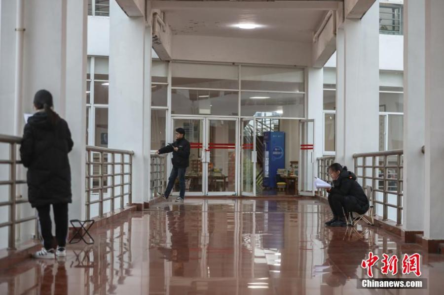 資料圖：幾位考研學(xué)生在南昌大學(xué)教學(xué)樓的天橋上復(fù)習(xí)備考。劉力鑫 攝