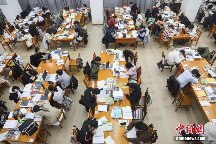 資料圖：眾多考研學(xué)生在南昌大學(xué)圖書館的自習(xí)室內(nèi)復(fù)習(xí)備考。劉力鑫 攝