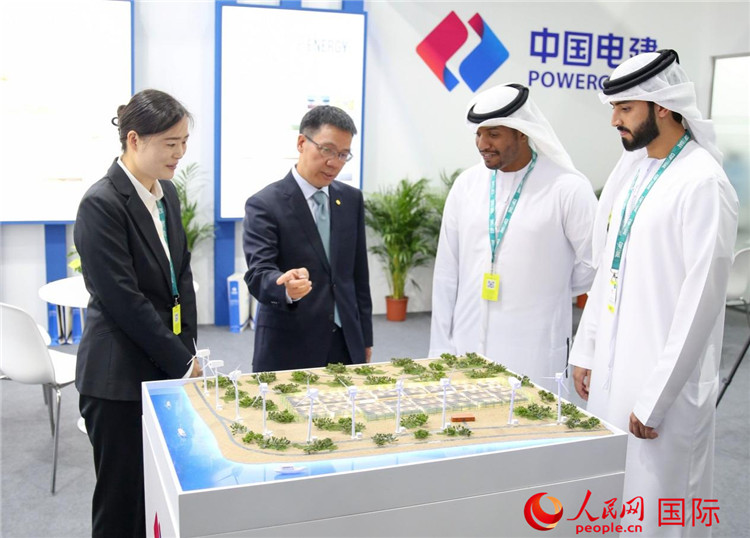 訪客在中國電建展臺參觀風(fēng)電項(xiàng)目沙盤。人民網(wǎng) 塔里克·易卜拉欣攝