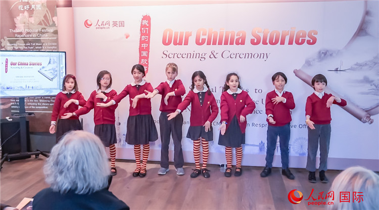 肯辛頓韋德預(yù)備學(xué)校小學(xué)生表演。人民網(wǎng) 郭錦標攝