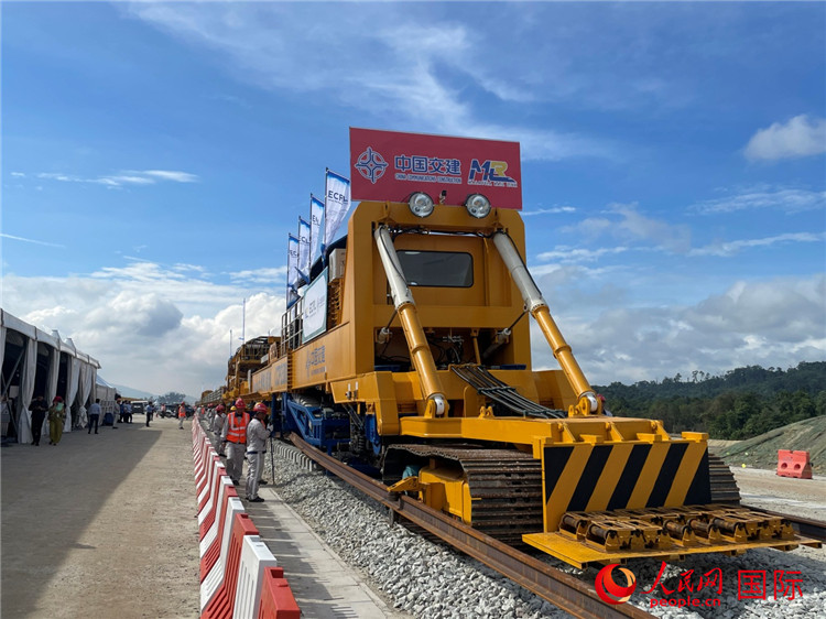 馬東鐵項(xiàng)目軌道工程啟動(dòng)儀式現(xiàn)場(chǎng)。人民網(wǎng)記者 劉慧攝