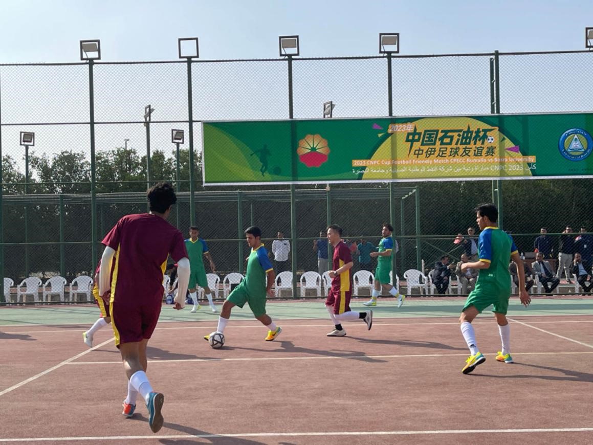 12月14日，中國石油（伊拉克）魯邁拉片區(qū)舉辦公共開放日和足球友誼賽。中國石油工程建設(shè)有限公司魯邁拉項目代表隊與巴士拉大學代表隊進行了比賽，巴士拉大學代表隊獲勝。文學軍攝