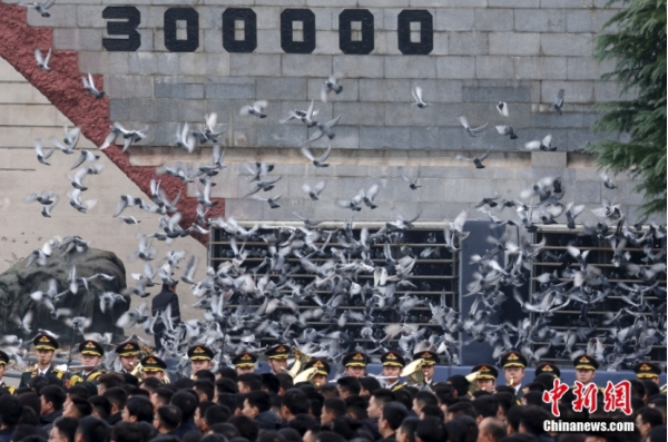 12月13日是第十個(gè)南京大屠殺死難者國(guó)家公祭日。當(dāng)天上午，南京大屠殺死難者國(guó)家公祭儀式在侵華日軍南京大屠殺遇難同胞紀(jì)念館舉行。圖為國(guó)家公祭儀式現(xiàn)場(chǎng)。中新社記者 泱波 攝