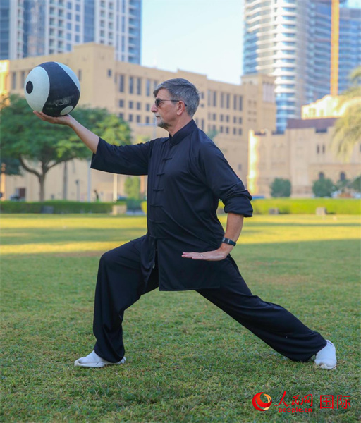 羅伯特在練習太極球。人民網(wǎng) 塔里克·易卜拉欣攝