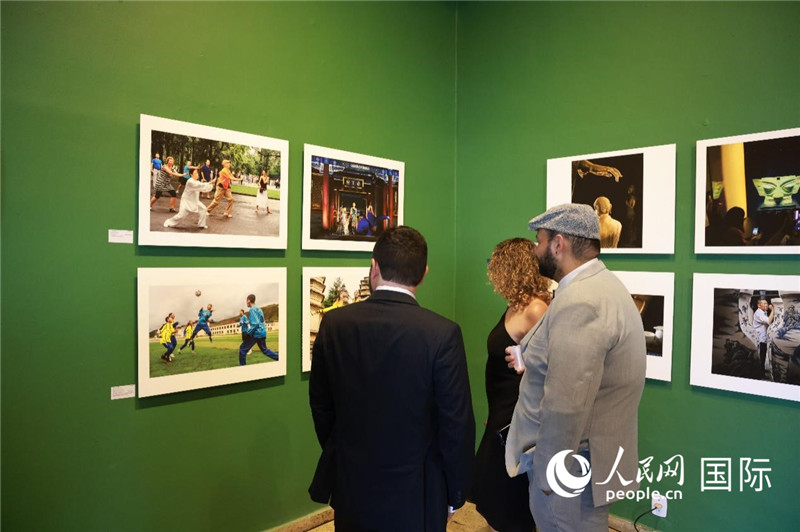 巴西民眾在攝影展作品前駐足欣賞。 人民網(wǎng)記者 陳海琪攝