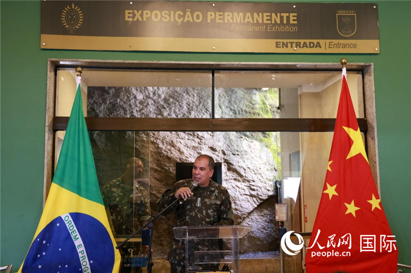科帕卡瓦納要塞司令亞歷山大·羅伯托在攝影展開幕式上致辭。 人民網(wǎng)記者 陳海琪攝