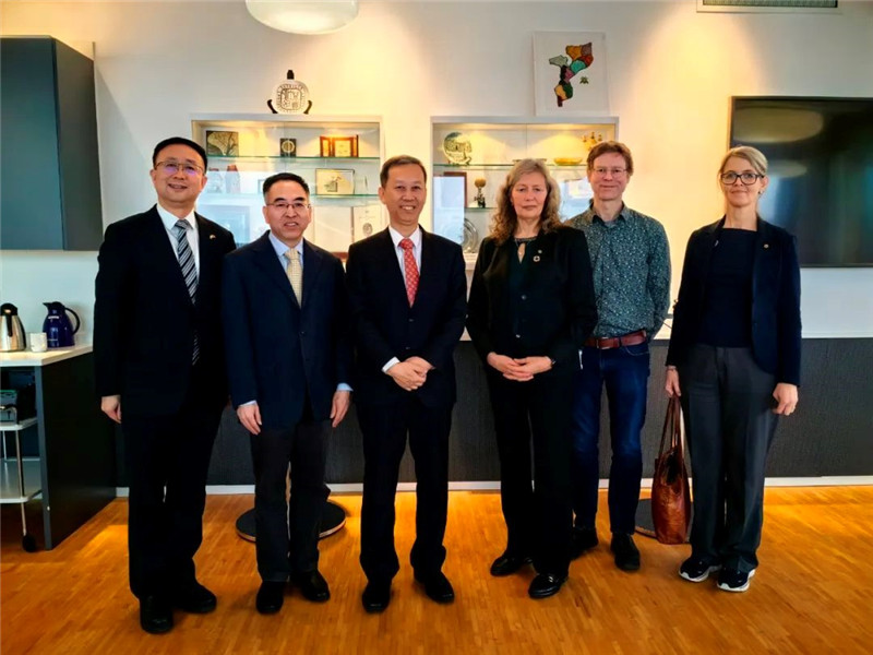 中國(guó)駐瑞典大使崔愛(ài)民（左三）會(huì)見(jiàn)瑞典農(nóng)業(yè)大學(xué)校長(zhǎng)薇迪（左四）。中國(guó)駐瑞典大使館供圖。