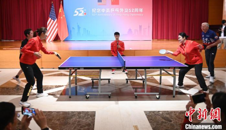 當(dāng)?shù)貢r間12月13日，中國駐美使館在華盛頓舉辦慶祝活動紀(jì)念中美乒乓外交52周年。圖為丁寧、劉偉、戴爾等中美運(yùn)動員上演混雙表演賽。中新社記者 陳孟統(tǒng) 攝