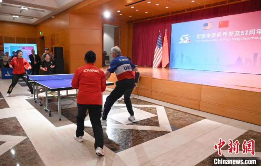 當(dāng)?shù)貢r間12月13日，中國駐美使館在華盛頓舉辦慶?；顒蛹o(jì)念中美乒乓外交52周年。圖為丁寧、劉偉、戴爾等中美運(yùn)動員上演混雙表演賽。中新社記者 陳孟統(tǒng) 攝