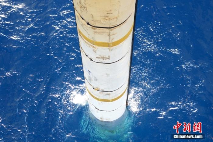 鉆井平臺上伸入海中的設(shè)備。<a target='_blank' href='/' _fcksavedurl='/' ><p  align=