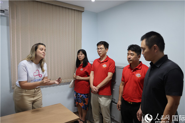 王尉育等人參觀并了解協(xié)會活動場所及設(shè)施。人民網(wǎng)記者 時元皓攝