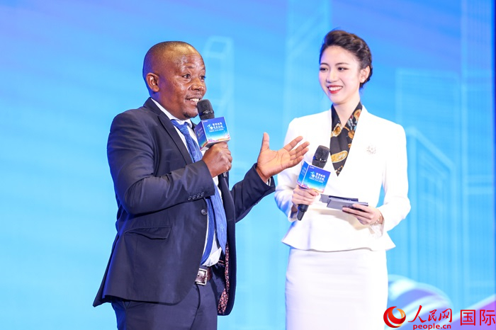 來自烏干達(dá)坎帕拉—恩德培機(jī)場高速公路項(xiàng)目的赫爾曼（左）被評為中國交建共建“一帶一路”最美外籍建設(shè)者之一。人民網(wǎng)記者 趙益普攝