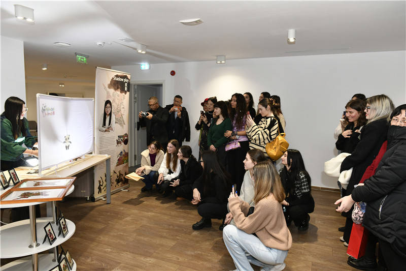 圖為觀眾欣賞帶有“你好中國”標(biāo)識的皮影展示。 布加勒斯特中國文化中心供圖。