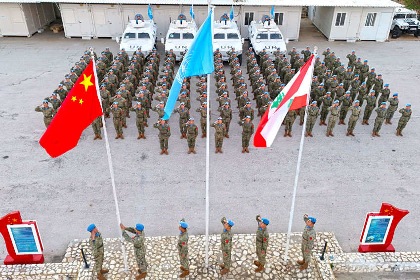 1月1日，中國第22批赴黎巴嫩維和官兵們舉行升旗儀式。胡光明攝