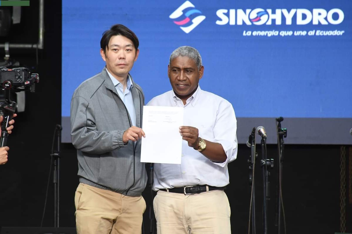 中國電建厄瓜多爾國別代表白納（左）代表中國電建向厄瓜多爾埃爾查科市康復(fù)中心捐贈了一批康復(fù)器材，埃爾查科市市長奧斯卡·德拉克魯斯·卡瓦蒂霍（右）對中國企業(yè)的善舉表示感謝。中國電建厄瓜多爾代表處供圖