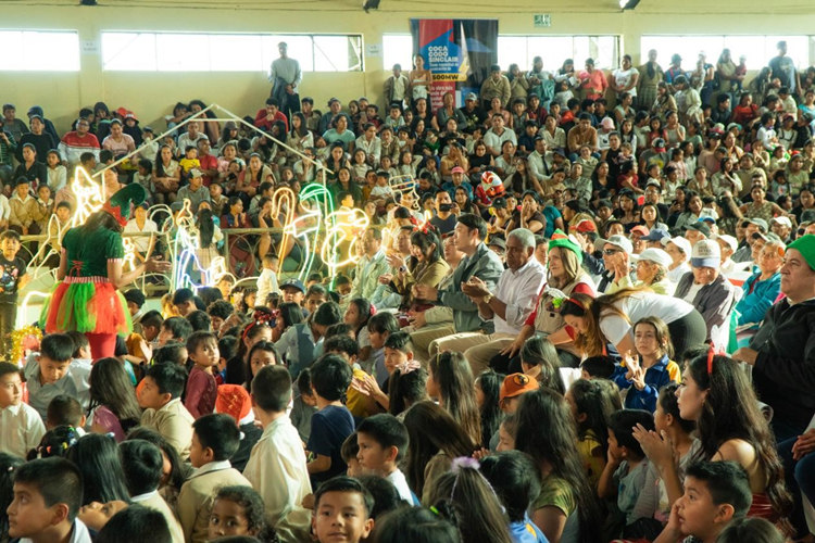 捐贈儀式在埃爾查科市中心的體育館舉行。中國電建厄瓜多爾代表處提供圖