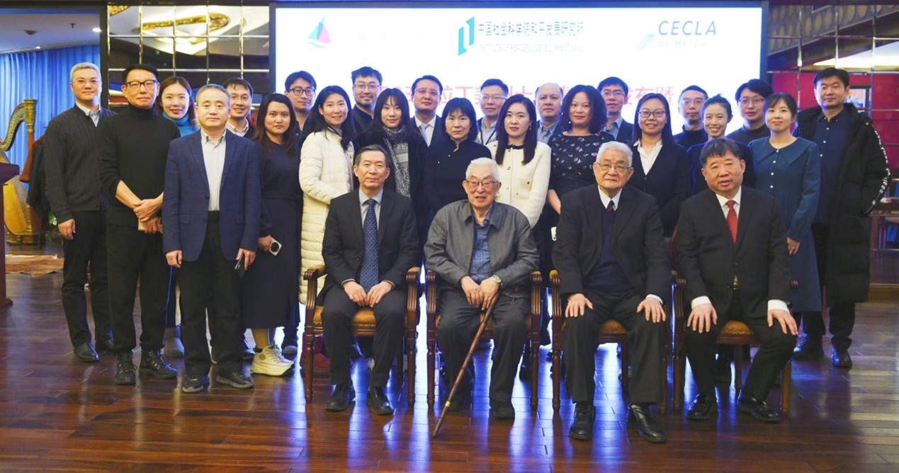 與會(huì)專家學(xué)者舉行合影。主辦方供圖