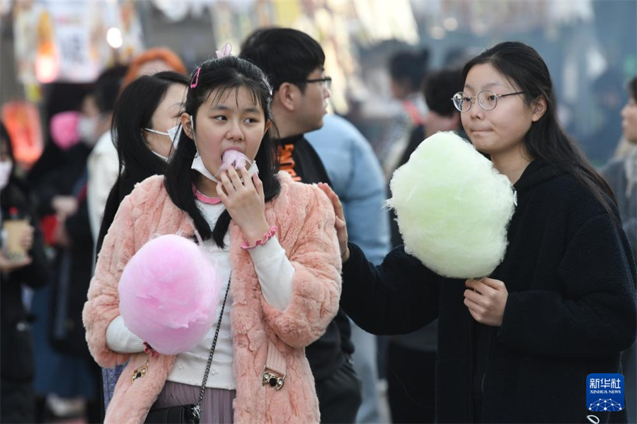 1月5日，在日本名古屋市第18屆“名古屋中國春節(jié)祭”上，游客品嘗棉花糖。新華社記者 岳晨星 攝